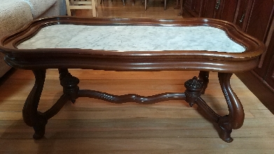 Conjunto de mesas de madera y mrmol